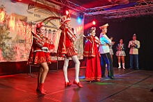 09 AltweibEhrengarde 2026- 02-12 15  Weiberfastnachts Tour, 11. Februar - Schon um 9 Uhr begann dieser ereignisreicher Tag für uns mit der Karnevalsfeier in der GGS Habichtstraße. Im HDK Festzelt wurden wir danach fanatisch gefeiert. Weiter ging es dann zu Hargreaves und ins LANUV zur der Firmenfeiern. Zwischendurch seine Seniorenfeier der AWO Karl-Jarres-Straße. Im Ratskeller feiern die Nordvereine Altweiber. In Folge fahren wir nach Laar, einmal zum Familienkarneval der KG Rot-Gold und die KFD feier im St. Ewald. Der vorletzte Auftritt dann die Altweibersitzung bei der Ehrengarde bevor es zum erneuten Heimspiel  zur Altweiber-Party in den Heimathafen geht. : DVPJ, Toni I, Kinderprinz Juls I., Juls I., Prinzessin, Aileen I., Prinzessin Aileen I., HDK, Duisburg, Karneval, Helau, Tollität, Event, Session 2025, Session 2026, Hauptausschuss, Gemeinschaft, Hauptausschuss Karneval Duisburg, Duisburg ist echt