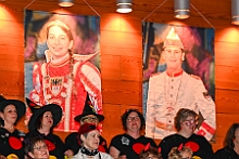 10 Altweib AMaB 2026- 02-12 06  Weiberfastnachts Tour, 11. Februar - Schon um 9 Uhr begann dieser ereignisreicher Tag für uns mit der Karnevalsfeier in der GGS Habichtstraße. Im HDK Festzelt wurden wir danach fanatisch gefeiert. Weiter ging es dann zu Hargreaves und ins LANUV zur der Firmenfeiern. Zwischendurch seine Seniorenfeier der AWO Karl-Jarres-Straße. Im Ratskeller feiern die Nordvereine Altweiber. In Folge fahren wir nach Laar, einmal zum Familienkarneval der KG Rot-Gold und die KFD feier im St. Ewald. Der vorletzte Auftritt dann die Altweibersitzung bei der Ehrengarde bevor es zum erneuten Heimspiel  zur Altweiber-Party in den Heimathafen geht. : DVPJ, Toni I, Kinderprinz Juls I., Juls I., Prinzessin, Aileen I., Prinzessin Aileen I., HDK, Duisburg, Karneval, Helau, Tollität, Event, Session 2025, Session 2026, Hauptausschuss, Gemeinschaft, Hauptausschuss Karneval Duisburg, Duisburg ist echt