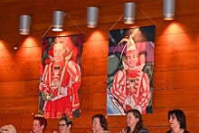 10 Altweib AMaB 2026- 02-12 07  Weiberfastnachts Tour, 11. Februar - Schon um 9 Uhr begann dieser ereignisreicher Tag für uns mit der Karnevalsfeier in der GGS Habichtstraße. Im HDK Festzelt wurden wir danach fanatisch gefeiert. Weiter ging es dann zu Hargreaves und ins LANUV zur der Firmenfeiern. Zwischendurch seine Seniorenfeier der AWO Karl-Jarres-Straße. Im Ratskeller feiern die Nordvereine Altweiber. In Folge fahren wir nach Laar, einmal zum Familienkarneval der KG Rot-Gold und die KFD feier im St. Ewald. Der vorletzte Auftritt dann die Altweibersitzung bei der Ehrengarde bevor es zum erneuten Heimspiel  zur Altweiber-Party in den Heimathafen geht. : DVPJ, Toni I, Kinderprinz Juls I., Juls I., Prinzessin, Aileen I., Prinzessin Aileen I., HDK, Duisburg, Karneval, Helau, Tollität, Event, Session 2025, Session 2026, Hauptausschuss, Gemeinschaft, Hauptausschuss Karneval Duisburg, Duisburg ist echt