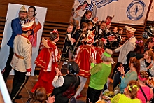 10 Altweib AMaB 2026- 02-12 08  Weiberfastnachts Tour, 11. Februar - Schon um 9 Uhr begann dieser ereignisreicher Tag für uns mit der Karnevalsfeier in der GGS Habichtstraße. Im HDK Festzelt wurden wir danach fanatisch gefeiert. Weiter ging es dann zu Hargreaves und ins LANUV zur der Firmenfeiern. Zwischendurch seine Seniorenfeier der AWO Karl-Jarres-Straße. Im Ratskeller feiern die Nordvereine Altweiber. In Folge fahren wir nach Laar, einmal zum Familienkarneval der KG Rot-Gold und die KFD feier im St. Ewald. Der vorletzte Auftritt dann die Altweibersitzung bei der Ehrengarde bevor es zum erneuten Heimspiel  zur Altweiber-Party in den Heimathafen geht. : DVPJ, Toni I, Kinderprinz Juls I., Juls I., Prinzessin, Aileen I., Prinzessin Aileen I., HDK, Duisburg, Karneval, Helau, Tollität, Event, Session 2025, Session 2026, Hauptausschuss, Gemeinschaft, Hauptausschuss Karneval Duisburg, Duisburg ist echt