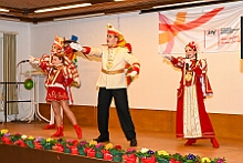 MSPICT DU 2026- 02-12 0042  Weiberfastnachts Tour, 11. Februar - Schon um 9 Uhr begann dieser ereignisreicher Tag für uns mit der Karnevalsfeier in der GGS Habichtstraße. Im HDK Festzelt wurden wir danach fanatisch gefeiert. Weiter ging es dann zu Hargreaves und ins LANUV zur der Firmenfeiern. Zwischendurch seine Seniorenfeier der AWO Karl-Jarres-Straße. Im Ratskeller feiern die Nordvereine Altweiber. In Folge fahren wir nach Laar, einmal zum Familienkarneval der KG Rot-Gold und die KFD feier im St. Ewald. Der vorletzte Auftritt dann die Altweibersitzung bei der Ehrengarde bevor es zum erneuten Heimspiel  zur Altweiber-Party in den Heimathafen geht. : DVPJ, Toni I, Kinderprinz Juls I., Juls I., Prinzessin, Aileen I., Prinzessin Aileen I., HDK, Duisburg, Karneval, Helau, Tollität, Event, Session 2025, Session 2026, Hauptausschuss, Gemeinschaft, Hauptausschuss Karneval Duisburg, Duisburg ist echt