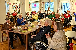 01 Seniorenk CURATA DIN 2026- 02-14 01  Samstags Tour, 14. Februar - Nach dem Kinderkarnevalszug hatten wir an diesem Samstag noch 3 Termine. Zuerst waren wir zum Seniorenkarneval im CURATA Haus in Dinslaken Hiesfeld. Am Abend ging es zum letzten Mal bei unseren » Blauen Jungs « auf die Bühne. Und auch zum letzten Mal hieß es Helau bei der KG Rot-Gold Laar. : DVPJ, Toni I, Kinderprinz Juls I., Juls I., Prinzessin, Aileen I., Prinzessin Aileen I., HDK, Duisburg, Karneval, Helau, Tollität, Event, Session 2025, Session 2026, Hauptausschuss, Gemeinschaft, Hauptausschuss Karneval Duisburg, Duisburg ist echt