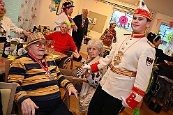 01 Seniorenk CURATA DIN 2026- 02-14 09  Samstags Tour, 14. Februar - Nach dem Kinderkarnevalszug hatten wir an diesem Samstag noch 3 Termine. Zuerst waren wir zum Seniorenkarneval im CURATA Haus in Dinslaken Hiesfeld. Am Abend ging es zum letzten Mal bei unseren » Blauen Jungs « auf die Bühne. Und auch zum letzten Mal hieß es Helau bei der KG Rot-Gold Laar. : DVPJ, Toni I, Kinderprinz Juls I., Juls I., Prinzessin, Aileen I., Prinzessin Aileen I., HDK, Duisburg, Karneval, Helau, Tollität, Event, Session 2025, Session 2026, Hauptausschuss, Gemeinschaft, Hauptausschuss Karneval Duisburg, Duisburg ist echt