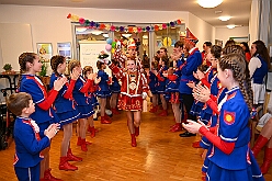 01 Seniorenk CURATA DIN 2026- 02-14 14  Samstags Tour, 14. Februar - Nach dem Kinderkarnevalszug hatten wir an diesem Samstag noch 3 Termine. Zuerst waren wir zum Seniorenkarneval im CURATA Haus in Dinslaken Hiesfeld. Am Abend ging es zum letzten Mal bei unseren » Blauen Jungs « auf die Bühne. Und auch zum letzten Mal hieß es Helau bei der KG Rot-Gold Laar. : DVPJ, Toni I, Kinderprinz Juls I., Juls I., Prinzessin, Aileen I., Prinzessin Aileen I., HDK, Duisburg, Karneval, Helau, Tollität, Event, Session 2025, Session 2026, Hauptausschuss, Gemeinschaft, Hauptausschuss Karneval Duisburg, Duisburg ist echt