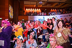 02 Bordfest AMaB 2026- 02-14 07  Samstags Tour, 14. Februar - Nach dem Kinderkarnevalszug hatten wir an diesem Samstag noch 3 Termine. Zuerst waren wir zum Seniorenkarneval im CURATA Haus in Dinslaken Hiesfeld. Am Abend ging es zum letzten Mal bei unseren » Blauen Jungs « auf die Bühne. Und auch zum letzten Mal hieß es Helau bei der KG Rot-Gold Laar. : DVPJ, Toni I, Kinderprinz Juls I., Juls I., Prinzessin, Aileen I., Prinzessin Aileen I., HDK, Duisburg, Karneval, Helau, Tollität, Event, Session 2025, Session 2026, Hauptausschuss, Gemeinschaft, Hauptausschuss Karneval Duisburg, Duisburg ist echt