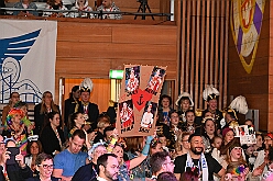 02 Bordfest AMaB 2026- 02-14 12  Samstags Tour, 14. Februar - Nach dem Kinderkarnevalszug hatten wir an diesem Samstag noch 3 Termine. Zuerst waren wir zum Seniorenkarneval im CURATA Haus in Dinslaken Hiesfeld. Am Abend ging es zum letzten Mal bei unseren » Blauen Jungs « auf die Bühne. Und auch zum letzten Mal hieß es Helau bei der KG Rot-Gold Laar. : DVPJ, Toni I, Kinderprinz Juls I., Juls I., Prinzessin, Aileen I., Prinzessin Aileen I., HDK, Duisburg, Karneval, Helau, Tollität, Event, Session 2025, Session 2026, Hauptausschuss, Gemeinschaft, Hauptausschuss Karneval Duisburg, Duisburg ist echt