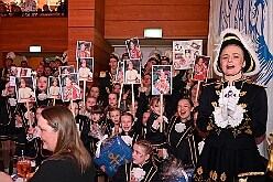 02 Bordfest AMaB 2026- 02-14 15  Samstags Tour, 14. Februar - Nach dem Kinderkarnevalszug hatten wir an diesem Samstag noch 3 Termine. Zuerst waren wir zum Seniorenkarneval im CURATA Haus in Dinslaken Hiesfeld. Am Abend ging es zum letzten Mal bei unseren » Blauen Jungs « auf die Bühne. Und auch zum letzten Mal hieß es Helau bei der KG Rot-Gold Laar. : DVPJ, Toni I, Kinderprinz Juls I., Juls I., Prinzessin, Aileen I., Prinzessin Aileen I., HDK, Duisburg, Karneval, Helau, Tollität, Event, Session 2025, Session 2026, Hauptausschuss, Gemeinschaft, Hauptausschuss Karneval Duisburg, Duisburg ist echt