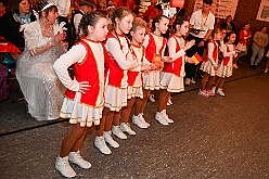 03 Prunks RG Laar 2026- 02-14 04  Samstags Tour, 14. Februar - Nach dem Kinderkarnevalszug hatten wir an diesem Samstag noch 3 Termine. Zuerst waren wir zum Seniorenkarneval im CURATA Haus in Dinslaken Hiesfeld. Am Abend ging es zum letzten Mal bei unseren » Blauen Jungs « auf die Bühne. Und auch zum letzten Mal hieß es Helau bei der KG Rot-Gold Laar. : DVPJ, Toni I, Kinderprinz Juls I., Juls I., Prinzessin, Aileen I., Prinzessin Aileen I., HDK, Duisburg, Karneval, Helau, Tollität, Event, Session 2025, Session 2026, Hauptausschuss, Gemeinschaft, Hauptausschuss Karneval Duisburg, Duisburg ist echt