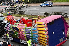 02 Der Zug 2026- 02-14 19  Unser Tag - ein schöner Tag - Es war 8 Uhr in der Früh als wir am Samstagmorgen, 14. Februar, als wir mit Musik am WYNDHAM Hotel Duisburger Hof geweckt wurden. Danach ging es dann nach Hamborn wo „unser“ Kinderkarnevalszug pünktlich um 11:11 Uhr startete. Zu Mittagszeit gab es dann anschließend eine Empfang für uns und die Teneriffa Delegation. : DVPJ, Toni I, Kinderprinz Juls I., Juls I., Prinzessin, Aileen I., Prinzessin Aileen I., HDK, Duisburg, Karneval, Helau, Tollität, Event, Session 2025, Session 2026, Hauptausschuss, Gemeinschaft, Hauptausschuss Karneval Duisburg, Duisburg ist echt