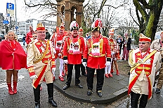 02 Prinzenfrueh Rafthaus 2026- 02-16 03  Rosenmontag 2026 - Es war eigentlich ein toller Tag, wenn nur das Wetter mitgespielt hätte. Beim Wecken von Prinz Toni I. vor dem WYNDHAM Hotel Duisburger Hof war es schon recht ungemütlich. Danach dann ein paar warme Stunden in unserem Rat, beim Prinzenwecken mit OB Sören Link. Pünktlich zum Start des Rosenmontagszugs geht es los mit dem Regen, bis auf kurze Momente hielt er an bis zum Ende des Zuges. Nachdem sich Alle im König Pilsener Festzelt auf gewärmt hatten, kamen auf der Bühne die Verabschiedung von uns, der Kinderprinzencrew 2026, und Prinz Toni I. : DVPJ, Toni I, Kinderprinz Juls I., Juls I., Prinzessin, Aileen I., Prinzessin Aileen I., HDK, Duisburg, Karneval, Helau, Tollität, Event, Session 2025, Session 2026, Hauptausschuss, Gemeinschaft, Hauptausschuss Karneval Duisburg, Duisburg ist echt
