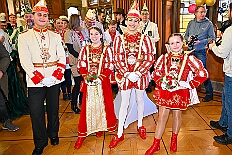 02 Prinzenfrueh Rafthaus 2026- 02-16 19  Rosenmontag 2026 - Es war eigentlich ein toller Tag, wenn nur das Wetter mitgespielt hätte. Beim Wecken von Prinz Toni I. vor dem WYNDHAM Hotel Duisburger Hof war es schon recht ungemütlich. Danach dann ein paar warme Stunden in unserem Rat, beim Prinzenwecken mit OB Sören Link. Pünktlich zum Start des Rosenmontagszugs geht es los mit dem Regen, bis auf kurze Momente hielt er an bis zum Ende des Zuges. Nachdem sich Alle im König Pilsener Festzelt auf gewärmt hatten, kamen auf der Bühne die Verabschiedung von uns, der Kinderprinzencrew 2026, und Prinz Toni I. : DVPJ, Toni I, Kinderprinz Juls I., Juls I., Prinzessin, Aileen I., Prinzessin Aileen I., HDK, Duisburg, Karneval, Helau, Tollität, Event, Session 2025, Session 2026, Hauptausschuss, Gemeinschaft, Hauptausschuss Karneval Duisburg, Duisburg ist echt