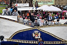 03 Rosenmontagzug 2026- 02-16 13  Rosenmontag 2026 - Es war eigentlich ein toller Tag, wenn nur das Wetter mitgespielt hätte. Beim Wecken von Prinz Toni I. vor dem WYNDHAM Hotel Duisburger Hof war es schon recht ungemütlich. Danach dann ein paar warme Stunden in unserem Rat, beim Prinzenwecken mit OB Sören Link. Pünktlich zum Start des Rosenmontagszugs geht es los mit dem Regen, bis auf kurze Momente hielt er an bis zum Ende des Zuges. Nachdem sich Alle im König Pilsener Festzelt auf gewärmt hatten, kamen auf der Bühne die Verabschiedung von uns, der Kinderprinzencrew 2026, und Prinz Toni I. : DVPJ, Toni I, Kinderprinz Juls I., Juls I., Prinzessin, Aileen I., Prinzessin Aileen I., HDK, Duisburg, Karneval, Helau, Tollität, Event, Session 2025, Session 2026, Hauptausschuss, Gemeinschaft, Hauptausschuss Karneval Duisburg, Duisburg ist echt