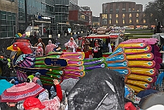 03 Rosenmontagzug 2026- 02-16 20  Rosenmontag 2026 - Es war eigentlich ein toller Tag, wenn nur das Wetter mitgespielt hätte. Beim Wecken von Prinz Toni I. vor dem WYNDHAM Hotel Duisburger Hof war es schon recht ungemütlich. Danach dann ein paar warme Stunden in unserem Rat, beim Prinzenwecken mit OB Sören Link. Pünktlich zum Start des Rosenmontagszugs geht es los mit dem Regen, bis auf kurze Momente hielt er an bis zum Ende des Zuges. Nachdem sich Alle im König Pilsener Festzelt auf gewärmt hatten, kamen auf der Bühne die Verabschiedung von uns, der Kinderprinzencrew 2026, und Prinz Toni I. : DVPJ, Toni I, Kinderprinz Juls I., Juls I., Prinzessin, Aileen I., Prinzessin Aileen I., HDK, Duisburg, Karneval, Helau, Tollität, Event, Session 2025, Session 2026, Hauptausschuss, Gemeinschaft, Hauptausschuss Karneval Duisburg, Duisburg ist echt
