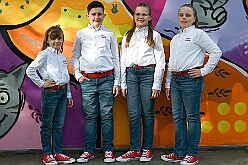 Wahlabend HDK 2026- 04-17 01  Wir sind jetzt die Kinderprinzencrew - In und vor der Mensa der Gesamtschule Stadtmitte war von Beginn großartige Stimmung. Wir, die designierte Kinderprinzencrew mit Prinz Niklas I., Prinzessin Greta I., den Paginen Leonie und Hanna waren   vor der Wahl bei der Präsidentenversammlung ziemlich nervös. Aber später präsentierten wir uns auf der Bühne doch schon recht souverän. Viele Gratulanten war gekommen um uns und dem designierten Stadtprinz Oliver I. zu gratulieren. : DVPJ, Oliver I, Kinderprinz Niklas I., Niklas I., Prinzessin, Greta I., Prinzessin Greta I., HDK, Duisburg, Karneval, Helau, Tollität, Event, Session 2026, Session 2027, Hauptausschuss, Gemeinschaft, Hauptausschuss Karneval Duisburg, Duisburg ist echt