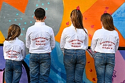 Wahlabend HDK 2026- 04-17 06  Wir sind jetzt die Kinderprinzencrew - In und vor der Mensa der Gesamtschule Stadtmitte war von Beginn großartige Stimmung. Wir, die designierte Kinderprinzencrew mit Prinz Niklas I., Prinzessin Greta I., den Paginen Leonie und Hanna waren   vor der Wahl bei der Präsidentenversammlung ziemlich nervös. Aber später präsentierten wir uns auf der Bühne doch schon recht souverän. Viele Gratulanten war gekommen um uns und dem designierten Stadtprinz Oliver I. zu gratulieren. : DVPJ, Oliver I, Kinderprinz Niklas I., Niklas I., Prinzessin, Greta I., Prinzessin Greta I., HDK, Duisburg, Karneval, Helau, Tollität, Event, Session 2026, Session 2027, Hauptausschuss, Gemeinschaft, Hauptausschuss Karneval Duisburg, Duisburg ist echt