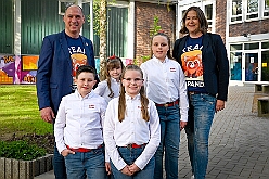 Wahlabend HDK 2026- 04-17 07  Wir sind jetzt die Kinderprinzencrew - In und vor der Mensa der Gesamtschule Stadtmitte war von Beginn großartige Stimmung. Wir, die designierte Kinderprinzencrew mit Prinz Niklas I., Prinzessin Greta I., den Paginen Leonie und Hanna waren   vor der Wahl bei der Präsidentenversammlung ziemlich nervös. Aber später präsentierten wir uns auf der Bühne doch schon recht souverän. Viele Gratulanten war gekommen um uns und dem designierten Stadtprinz Oliver I. zu gratulieren. : DVPJ, Oliver I, Kinderprinz Niklas I., Niklas I., Prinzessin, Greta I., Prinzessin Greta I., HDK, Duisburg, Karneval, Helau, Tollität, Event, Session 2026, Session 2027, Hauptausschuss, Gemeinschaft, Hauptausschuss Karneval Duisburg, Duisburg ist echt