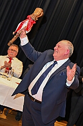 Wahlabend HDK 2026- 04-17 17  Wir sind jetzt die Kinderprinzencrew - In und vor der Mensa der Gesamtschule Stadtmitte war von Beginn großartige Stimmung. Wir, die designierte Kinderprinzencrew mit Prinz Niklas I., Prinzessin Greta I., den Paginen Leonie und Hanna waren   vor der Wahl bei der Präsidentenversammlung ziemlich nervös. Aber später präsentierten wir uns auf der Bühne doch schon recht souverän. Viele Gratulanten war gekommen um uns und dem designierten Stadtprinz Oliver I. zu gratulieren. : DVPJ, Oliver I, Kinderprinz Niklas I., Niklas I., Prinzessin, Greta I., Prinzessin Greta I., HDK, Duisburg, Karneval, Helau, Tollität, Event, Session 2026, Session 2027, Hauptausschuss, Gemeinschaft, Hauptausschuss Karneval Duisburg, Duisburg ist echt