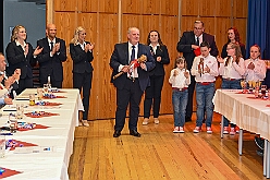 Wahlabend HDK 2026- 04-17 18  Wir sind jetzt die Kinderprinzencrew - In und vor der Mensa der Gesamtschule Stadtmitte war von Beginn großartige Stimmung. Wir, die designierte Kinderprinzencrew mit Prinz Niklas I., Prinzessin Greta I., den Paginen Leonie und Hanna waren   vor der Wahl bei der Präsidentenversammlung ziemlich nervös. Aber später präsentierten wir uns auf der Bühne doch schon recht souverän. Viele Gratulanten war gekommen um uns und dem designierten Stadtprinz Oliver I. zu gratulieren. : DVPJ, Oliver I, Kinderprinz Niklas I., Niklas I., Prinzessin, Greta I., Prinzessin Greta I., HDK, Duisburg, Karneval, Helau, Tollität, Event, Session 2026, Session 2027, Hauptausschuss, Gemeinschaft, Hauptausschuss Karneval Duisburg, Duisburg ist echt