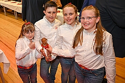 Wahlabend HDK 2026- 04-17 19  Wir sind jetzt die Kinderprinzencrew - In und vor der Mensa der Gesamtschule Stadtmitte war von Beginn großartige Stimmung. Wir, die designierte Kinderprinzencrew mit Prinz Niklas I., Prinzessin Greta I., den Paginen Leonie und Hanna waren   vor der Wahl bei der Präsidentenversammlung ziemlich nervös. Aber später präsentierten wir uns auf der Bühne doch schon recht souverän. Viele Gratulanten war gekommen um uns und dem designierten Stadtprinz Oliver I. zu gratulieren. : DVPJ, Oliver I, Kinderprinz Niklas I., Niklas I., Prinzessin, Greta I., Prinzessin Greta I., HDK, Duisburg, Karneval, Helau, Tollität, Event, Session 2026, Session 2027, Hauptausschuss, Gemeinschaft, Hauptausschuss Karneval Duisburg, Duisburg ist echt