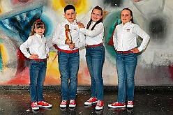 Wahlabend HDK 2026- 04-17 20  Wir sind jetzt die Kinderprinzencrew - In und vor der Mensa der Gesamtschule Stadtmitte war von Beginn großartige Stimmung. Wir, die designierte Kinderprinzencrew mit Prinz Niklas I., Prinzessin Greta I., den Paginen Leonie und Hanna waren   vor der Wahl bei der Präsidentenversammlung ziemlich nervös. Aber später präsentierten wir uns auf der Bühne doch schon recht souverän. Viele Gratulanten war gekommen um uns und dem designierten Stadtprinz Oliver I. zu gratulieren. : DVPJ, Oliver I, Kinderprinz Niklas I., Niklas I., Prinzessin, Greta I., Prinzessin Greta I., HDK, Duisburg, Karneval, Helau, Tollität, Event, Session 2026, Session 2027, Hauptausschuss, Gemeinschaft, Hauptausschuss Karneval Duisburg, Duisburg ist echt