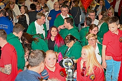 Wahlabend HDK 2026- 04-17 23  Wir sind jetzt die Kinderprinzencrew - In und vor der Mensa der Gesamtschule Stadtmitte war von Beginn großartige Stimmung. Wir, die designierte Kinderprinzencrew mit Prinz Niklas I., Prinzessin Greta I., den Paginen Leonie und Hanna waren   vor der Wahl bei der Präsidentenversammlung ziemlich nervös. Aber später präsentierten wir uns auf der Bühne doch schon recht souverän. Viele Gratulanten war gekommen um uns und dem designierten Stadtprinz Oliver I. zu gratulieren. : DVPJ, Oliver I, Kinderprinz Niklas I., Niklas I., Prinzessin, Greta I., Prinzessin Greta I., HDK, Duisburg, Karneval, Helau, Tollität, Event, Session 2026, Session 2027, Hauptausschuss, Gemeinschaft, Hauptausschuss Karneval Duisburg, Duisburg ist echt