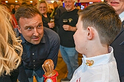 Wahlabend HDK 2026- 04-17 24  Wir sind jetzt die Kinderprinzencrew - In und vor der Mensa der Gesamtschule Stadtmitte war von Beginn großartige Stimmung. Wir, die designierte Kinderprinzencrew mit Prinz Niklas I., Prinzessin Greta I., den Paginen Leonie und Hanna waren   vor der Wahl bei der Präsidentenversammlung ziemlich nervös. Aber später präsentierten wir uns auf der Bühne doch schon recht souverän. Viele Gratulanten war gekommen um uns und dem designierten Stadtprinz Oliver I. zu gratulieren. : DVPJ, Oliver I, Kinderprinz Niklas I., Niklas I., Prinzessin, Greta I., Prinzessin Greta I., HDK, Duisburg, Karneval, Helau, Tollität, Event, Session 2026, Session 2027, Hauptausschuss, Gemeinschaft, Hauptausschuss Karneval Duisburg, Duisburg ist echt