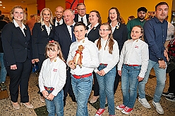 Wahlabend HDK 2026- 04-17 25  Wir sind jetzt die Kinderprinzencrew - In und vor der Mensa der Gesamtschule Stadtmitte war von Beginn großartige Stimmung. Wir, die designierte Kinderprinzencrew mit Prinz Niklas I., Prinzessin Greta I., den Paginen Leonie und Hanna waren   vor der Wahl bei der Präsidentenversammlung ziemlich nervös. Aber später präsentierten wir uns auf der Bühne doch schon recht souverän. Viele Gratulanten war gekommen um uns und dem designierten Stadtprinz Oliver I. zu gratulieren. : DVPJ, Oliver I, Kinderprinz Niklas I., Niklas I., Prinzessin, Greta I., Prinzessin Greta I., HDK, Duisburg, Karneval, Helau, Tollität, Event, Session 2026, Session 2027, Hauptausschuss, Gemeinschaft, Hauptausschuss Karneval Duisburg, Duisburg ist echt