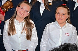 Wahlabend HDK 2026- 04-17 26  Wir sind jetzt die Kinderprinzencrew - In und vor der Mensa der Gesamtschule Stadtmitte war von Beginn großartige Stimmung. Wir, die designierte Kinderprinzencrew mit Prinz Niklas I., Prinzessin Greta I., den Paginen Leonie und Hanna waren   vor der Wahl bei der Präsidentenversammlung ziemlich nervös. Aber später präsentierten wir uns auf der Bühne doch schon recht souverän. Viele Gratulanten war gekommen um uns und dem designierten Stadtprinz Oliver I. zu gratulieren. : DVPJ, Oliver I, Kinderprinz Niklas I., Niklas I., Prinzessin, Greta I., Prinzessin Greta I., HDK, Duisburg, Karneval, Helau, Tollität, Event, Session 2026, Session 2027, Hauptausschuss, Gemeinschaft, Hauptausschuss Karneval Duisburg, Duisburg ist echt