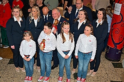 Wahlabend HDK 2026- 04-17 27  Wir sind jetzt die Kinderprinzencrew - In und vor der Mensa der Gesamtschule Stadtmitte war von Beginn großartige Stimmung. Wir, die designierte Kinderprinzencrew mit Prinz Niklas I., Prinzessin Greta I., den Paginen Leonie und Hanna waren   vor der Wahl bei der Präsidentenversammlung ziemlich nervös. Aber später präsentierten wir uns auf der Bühne doch schon recht souverän. Viele Gratulanten war gekommen um uns und dem designierten Stadtprinz Oliver I. zu gratulieren. : DVPJ, Oliver I, Kinderprinz Niklas I., Niklas I., Prinzessin, Greta I., Prinzessin Greta I., HDK, Duisburg, Karneval, Helau, Tollität, Event, Session 2026, Session 2027, Hauptausschuss, Gemeinschaft, Hauptausschuss Karneval Duisburg, Duisburg ist echt