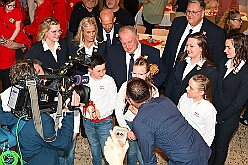 Wahlabend HDK 2026- 04-17 29  Wir sind jetzt die Kinderprinzencrew - In und vor der Mensa der Gesamtschule Stadtmitte war von Beginn großartige Stimmung. Wir, die designierte Kinderprinzencrew mit Prinz Niklas I., Prinzessin Greta I., den Paginen Leonie und Hanna waren   vor der Wahl bei der Präsidentenversammlung ziemlich nervös. Aber später präsentierten wir uns auf der Bühne doch schon recht souverän. Viele Gratulanten war gekommen um uns und dem designierten Stadtprinz Oliver I. zu gratulieren. : DVPJ, Oliver I, Kinderprinz Niklas I., Niklas I., Prinzessin, Greta I., Prinzessin Greta I., HDK, Duisburg, Karneval, Helau, Tollität, Event, Session 2026, Session 2027, Hauptausschuss, Gemeinschaft, Hauptausschuss Karneval Duisburg, Duisburg ist echt