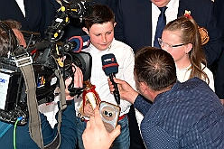 Wahlabend HDK 2026- 04-17 30  Wir sind jetzt die Kinderprinzencrew - In und vor der Mensa der Gesamtschule Stadtmitte war von Beginn großartige Stimmung. Wir, die designierte Kinderprinzencrew mit Prinz Niklas I., Prinzessin Greta I., den Paginen Leonie und Hanna waren   vor der Wahl bei der Präsidentenversammlung ziemlich nervös. Aber später präsentierten wir uns auf der Bühne doch schon recht souverän. Viele Gratulanten war gekommen um uns und dem designierten Stadtprinz Oliver I. zu gratulieren. : DVPJ, Oliver I, Kinderprinz Niklas I., Niklas I., Prinzessin, Greta I., Prinzessin Greta I., HDK, Duisburg, Karneval, Helau, Tollität, Event, Session 2026, Session 2027, Hauptausschuss, Gemeinschaft, Hauptausschuss Karneval Duisburg, Duisburg ist echt