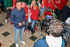 Wahlabend HDK 2026- 04-17 31  Wir sind jetzt die Kinderprinzencrew - In und vor der Mensa der Gesamtschule Stadtmitte war von Beginn großartige Stimmung. Wir, die designierte Kinderprinzencrew mit Prinz Niklas I., Prinzessin Greta I., den Paginen Leonie und Hanna waren   vor der Wahl bei der Präsidentenversammlung ziemlich nervös. Aber später präsentierten wir uns auf der Bühne doch schon recht souverän. Viele Gratulanten war gekommen um uns und dem designierten Stadtprinz Oliver I. zu gratulieren. : DVPJ, Oliver I, Kinderprinz Niklas I., Niklas I., Prinzessin, Greta I., Prinzessin Greta I., HDK, Duisburg, Karneval, Helau, Tollität, Event, Session 2026, Session 2027, Hauptausschuss, Gemeinschaft, Hauptausschuss Karneval Duisburg, Duisburg ist echt