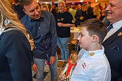 Wahlabend HDK 2026- 04-17 32  Wir sind jetzt die Kinderprinzencrew - In und vor der Mensa der Gesamtschule Stadtmitte war von Beginn großartige Stimmung. Wir, die designierte Kinderprinzencrew mit Prinz Niklas I., Prinzessin Greta I., den Paginen Leonie und Hanna waren   vor der Wahl bei der Präsidentenversammlung ziemlich nervös. Aber später präsentierten wir uns auf der Bühne doch schon recht souverän. Viele Gratulanten war gekommen um uns und dem designierten Stadtprinz Oliver I. zu gratulieren. : DVPJ, Oliver I, Kinderprinz Niklas I., Niklas I., Prinzessin, Greta I., Prinzessin Greta I., HDK, Duisburg, Karneval, Helau, Tollität, Event, Session 2026, Session 2027, Hauptausschuss, Gemeinschaft, Hauptausschuss Karneval Duisburg, Duisburg ist echt