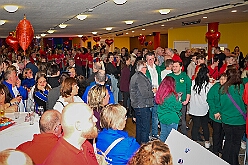 Wahlabend HDK 2026- 04-17 33  Wir sind jetzt die Kinderprinzencrew - In und vor der Mensa der Gesamtschule Stadtmitte war von Beginn großartige Stimmung. Wir, die designierte Kinderprinzencrew mit Prinz Niklas I., Prinzessin Greta I., den Paginen Leonie und Hanna waren   vor der Wahl bei der Präsidentenversammlung ziemlich nervös. Aber später präsentierten wir uns auf der Bühne doch schon recht souverän. Viele Gratulanten war gekommen um uns und dem designierten Stadtprinz Oliver I. zu gratulieren. : DVPJ, Oliver I, Kinderprinz Niklas I., Niklas I., Prinzessin, Greta I., Prinzessin Greta I., HDK, Duisburg, Karneval, Helau, Tollität, Event, Session 2026, Session 2027, Hauptausschuss, Gemeinschaft, Hauptausschuss Karneval Duisburg, Duisburg ist echt