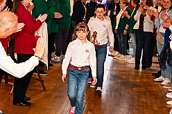 Wahlabend HDK 2026- 04-17 35  Wir sind jetzt die Kinderprinzencrew - In und vor der Mensa der Gesamtschule Stadtmitte war von Beginn großartige Stimmung. Wir, die designierte Kinderprinzencrew mit Prinz Niklas I., Prinzessin Greta I., den Paginen Leonie und Hanna waren   vor der Wahl bei der Präsidentenversammlung ziemlich nervös. Aber später präsentierten wir uns auf der Bühne doch schon recht souverän. Viele Gratulanten war gekommen um uns und dem designierten Stadtprinz Oliver I. zu gratulieren. : DVPJ, Oliver I, Kinderprinz Niklas I., Niklas I., Prinzessin, Greta I., Prinzessin Greta I., HDK, Duisburg, Karneval, Helau, Tollität, Event, Session 2026, Session 2027, Hauptausschuss, Gemeinschaft, Hauptausschuss Karneval Duisburg, Duisburg ist echt