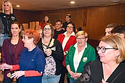 Wahlabend HDK 2026- 04-17 38  Wir sind jetzt die Kinderprinzencrew - In und vor der Mensa der Gesamtschule Stadtmitte war von Beginn großartige Stimmung. Wir, die designierte Kinderprinzencrew mit Prinz Niklas I., Prinzessin Greta I., den Paginen Leonie und Hanna waren   vor der Wahl bei der Präsidentenversammlung ziemlich nervös. Aber später präsentierten wir uns auf der Bühne doch schon recht souverän. Viele Gratulanten war gekommen um uns und dem designierten Stadtprinz Oliver I. zu gratulieren. : DVPJ, Oliver I, Kinderprinz Niklas I., Niklas I., Prinzessin, Greta I., Prinzessin Greta I., HDK, Duisburg, Karneval, Helau, Tollität, Event, Session 2026, Session 2027, Hauptausschuss, Gemeinschaft, Hauptausschuss Karneval Duisburg, Duisburg ist echt