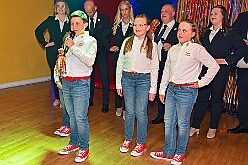 Wahlabend HDK 2026- 04-17 39  Wir sind jetzt die Kinderprinzencrew - In und vor der Mensa der Gesamtschule Stadtmitte war von Beginn großartige Stimmung. Wir, die designierte Kinderprinzencrew mit Prinz Niklas I., Prinzessin Greta I., den Paginen Leonie und Hanna waren   vor der Wahl bei der Präsidentenversammlung ziemlich nervös. Aber später präsentierten wir uns auf der Bühne doch schon recht souverän. Viele Gratulanten war gekommen um uns und dem designierten Stadtprinz Oliver I. zu gratulieren. : DVPJ, Oliver I, Kinderprinz Niklas I., Niklas I., Prinzessin, Greta I., Prinzessin Greta I., HDK, Duisburg, Karneval, Helau, Tollität, Event, Session 2026, Session 2027, Hauptausschuss, Gemeinschaft, Hauptausschuss Karneval Duisburg, Duisburg ist echt