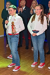 Wahlabend HDK 2026- 04-17 41  Wir sind jetzt die Kinderprinzencrew - In und vor der Mensa der Gesamtschule Stadtmitte war von Beginn großartige Stimmung. Wir, die designierte Kinderprinzencrew mit Prinz Niklas I., Prinzessin Greta I., den Paginen Leonie und Hanna waren   vor der Wahl bei der Präsidentenversammlung ziemlich nervös. Aber später präsentierten wir uns auf der Bühne doch schon recht souverän. Viele Gratulanten war gekommen um uns und dem designierten Stadtprinz Oliver I. zu gratulieren. : DVPJ, Oliver I, Kinderprinz Niklas I., Niklas I., Prinzessin, Greta I., Prinzessin Greta I., HDK, Duisburg, Karneval, Helau, Tollität, Event, Session 2026, Session 2027, Hauptausschuss, Gemeinschaft, Hauptausschuss Karneval Duisburg, Duisburg ist echt