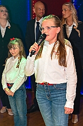 Wahlabend HDK 2026- 04-17 42  Wir sind jetzt die Kinderprinzencrew - In und vor der Mensa der Gesamtschule Stadtmitte war von Beginn großartige Stimmung. Wir, die designierte Kinderprinzencrew mit Prinz Niklas I., Prinzessin Greta I., den Paginen Leonie und Hanna waren   vor der Wahl bei der Präsidentenversammlung ziemlich nervös. Aber später präsentierten wir uns auf der Bühne doch schon recht souverän. Viele Gratulanten war gekommen um uns und dem designierten Stadtprinz Oliver I. zu gratulieren. : DVPJ, Oliver I, Kinderprinz Niklas I., Niklas I., Prinzessin, Greta I., Prinzessin Greta I., HDK, Duisburg, Karneval, Helau, Tollität, Event, Session 2026, Session 2027, Hauptausschuss, Gemeinschaft, Hauptausschuss Karneval Duisburg, Duisburg ist echt