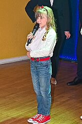 Wahlabend HDK 2026- 04-17 44  Wir sind jetzt die Kinderprinzencrew - In und vor der Mensa der Gesamtschule Stadtmitte war von Beginn großartige Stimmung. Wir, die designierte Kinderprinzencrew mit Prinz Niklas I., Prinzessin Greta I., den Paginen Leonie und Hanna waren   vor der Wahl bei der Präsidentenversammlung ziemlich nervös. Aber später präsentierten wir uns auf der Bühne doch schon recht souverän. Viele Gratulanten war gekommen um uns und dem designierten Stadtprinz Oliver I. zu gratulieren. : DVPJ, Oliver I, Kinderprinz Niklas I., Niklas I., Prinzessin, Greta I., Prinzessin Greta I., HDK, Duisburg, Karneval, Helau, Tollität, Event, Session 2026, Session 2027, Hauptausschuss, Gemeinschaft, Hauptausschuss Karneval Duisburg, Duisburg ist echt