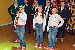 Wahlabend HDK 2026- 04-17 45  Wir sind jetzt die Kinderprinzencrew - In und vor der Mensa der Gesamtschule Stadtmitte war von Beginn großartige Stimmung. Wir, die designierte Kinderprinzencrew mit Prinz Niklas I., Prinzessin Greta I., den Paginen Leonie und Hanna waren   vor der Wahl bei der Präsidentenversammlung ziemlich nervös. Aber später präsentierten wir uns auf der Bühne doch schon recht souverän. Viele Gratulanten war gekommen um uns und dem designierten Stadtprinz Oliver I. zu gratulieren. : DVPJ, Oliver I, Kinderprinz Niklas I., Niklas I., Prinzessin, Greta I., Prinzessin Greta I., HDK, Duisburg, Karneval, Helau, Tollität, Event, Session 2026, Session 2027, Hauptausschuss, Gemeinschaft, Hauptausschuss Karneval Duisburg, Duisburg ist echt