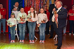 Wahlabend HDK 2026- 04-17 48  Wir sind jetzt die Kinderprinzencrew - In und vor der Mensa der Gesamtschule Stadtmitte war von Beginn großartige Stimmung. Wir, die designierte Kinderprinzencrew mit Prinz Niklas I., Prinzessin Greta I., den Paginen Leonie und Hanna waren   vor der Wahl bei der Präsidentenversammlung ziemlich nervös. Aber später präsentierten wir uns auf der Bühne doch schon recht souverän. Viele Gratulanten war gekommen um uns und dem designierten Stadtprinz Oliver I. zu gratulieren. : DVPJ, Oliver I, Kinderprinz Niklas I., Niklas I., Prinzessin, Greta I., Prinzessin Greta I., HDK, Duisburg, Karneval, Helau, Tollität, Event, Session 2026, Session 2027, Hauptausschuss, Gemeinschaft, Hauptausschuss Karneval Duisburg, Duisburg ist echt