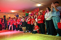 Wahlabend HDK 2026- 04-17 50  Wir sind jetzt die Kinderprinzencrew - In und vor der Mensa der Gesamtschule Stadtmitte war von Beginn großartige Stimmung. Wir, die designierte Kinderprinzencrew mit Prinz Niklas I., Prinzessin Greta I., den Paginen Leonie und Hanna waren   vor der Wahl bei der Präsidentenversammlung ziemlich nervös. Aber später präsentierten wir uns auf der Bühne doch schon recht souverän. Viele Gratulanten war gekommen um uns und dem designierten Stadtprinz Oliver I. zu gratulieren. : DVPJ, Oliver I, Kinderprinz Niklas I., Niklas I., Prinzessin, Greta I., Prinzessin Greta I., HDK, Duisburg, Karneval, Helau, Tollität, Event, Session 2026, Session 2027, Hauptausschuss, Gemeinschaft, Hauptausschuss Karneval Duisburg, Duisburg ist echt