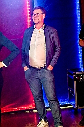 Wahlabend HDK 2026- 04-17 51  Wir sind jetzt die Kinderprinzencrew - In und vor der Mensa der Gesamtschule Stadtmitte war von Beginn großartige Stimmung. Wir, die designierte Kinderprinzencrew mit Prinz Niklas I., Prinzessin Greta I., den Paginen Leonie und Hanna waren   vor der Wahl bei der Präsidentenversammlung ziemlich nervös. Aber später präsentierten wir uns auf der Bühne doch schon recht souverän. Viele Gratulanten war gekommen um uns und dem designierten Stadtprinz Oliver I. zu gratulieren. : DVPJ, Oliver I, Kinderprinz Niklas I., Niklas I., Prinzessin, Greta I., Prinzessin Greta I., HDK, Duisburg, Karneval, Helau, Tollität, Event, Session 2026, Session 2027, Hauptausschuss, Gemeinschaft, Hauptausschuss Karneval Duisburg, Duisburg ist echt