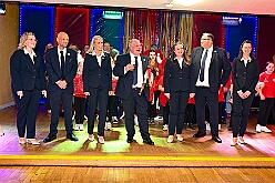 Wahlabend HDK 2026- 04-17 52  Wir sind jetzt die Kinderprinzencrew - In und vor der Mensa der Gesamtschule Stadtmitte war von Beginn großartige Stimmung. Wir, die designierte Kinderprinzencrew mit Prinz Niklas I., Prinzessin Greta I., den Paginen Leonie und Hanna waren   vor der Wahl bei der Präsidentenversammlung ziemlich nervös. Aber später präsentierten wir uns auf der Bühne doch schon recht souverän. Viele Gratulanten war gekommen um uns und dem designierten Stadtprinz Oliver I. zu gratulieren. : DVPJ, Oliver I, Kinderprinz Niklas I., Niklas I., Prinzessin, Greta I., Prinzessin Greta I., HDK, Duisburg, Karneval, Helau, Tollität, Event, Session 2026, Session 2027, Hauptausschuss, Gemeinschaft, Hauptausschuss Karneval Duisburg, Duisburg ist echt