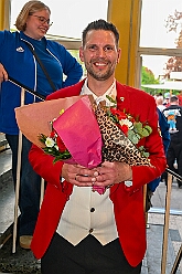 Wahlabend HDK 2026- 04-17 55  Wir sind jetzt die Kinderprinzencrew - In und vor der Mensa der Gesamtschule Stadtmitte war von Beginn großartige Stimmung. Wir, die designierte Kinderprinzencrew mit Prinz Niklas I., Prinzessin Greta I., den Paginen Leonie und Hanna waren   vor der Wahl bei der Präsidentenversammlung ziemlich nervös. Aber später präsentierten wir uns auf der Bühne doch schon recht souverän. Viele Gratulanten war gekommen um uns und dem designierten Stadtprinz Oliver I. zu gratulieren. : DVPJ, Oliver I, Kinderprinz Niklas I., Niklas I., Prinzessin, Greta I., Prinzessin Greta I., HDK, Duisburg, Karneval, Helau, Tollität, Event, Session 2026, Session 2027, Hauptausschuss, Gemeinschaft, Hauptausschuss Karneval Duisburg, Duisburg ist echt