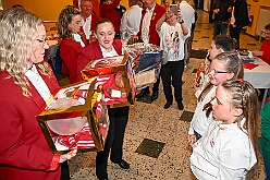 Wahlabend HDK 2026- 04-17 56  Wir sind jetzt die Kinderprinzencrew - In und vor der Mensa der Gesamtschule Stadtmitte war von Beginn großartige Stimmung. Wir, die designierte Kinderprinzencrew mit Prinz Niklas I., Prinzessin Greta I., den Paginen Leonie und Hanna waren   vor der Wahl bei der Präsidentenversammlung ziemlich nervös. Aber später präsentierten wir uns auf der Bühne doch schon recht souverän. Viele Gratulanten war gekommen um uns und dem designierten Stadtprinz Oliver I. zu gratulieren. : DVPJ, Oliver I, Kinderprinz Niklas I., Niklas I., Prinzessin, Greta I., Prinzessin Greta I., HDK, Duisburg, Karneval, Helau, Tollität, Event, Session 2026, Session 2027, Hauptausschuss, Gemeinschaft, Hauptausschuss Karneval Duisburg, Duisburg ist echt