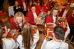 Wahlabend HDK 2026- 04-17 57  Wir sind jetzt die Kinderprinzencrew - In und vor der Mensa der Gesamtschule Stadtmitte war von Beginn großartige Stimmung. Wir, die designierte Kinderprinzencrew mit Prinz Niklas I., Prinzessin Greta I., den Paginen Leonie und Hanna waren   vor der Wahl bei der Präsidentenversammlung ziemlich nervös. Aber später präsentierten wir uns auf der Bühne doch schon recht souverän. Viele Gratulanten war gekommen um uns und dem designierten Stadtprinz Oliver I. zu gratulieren. : DVPJ, Oliver I, Kinderprinz Niklas I., Niklas I., Prinzessin, Greta I., Prinzessin Greta I., HDK, Duisburg, Karneval, Helau, Tollität, Event, Session 2026, Session 2027, Hauptausschuss, Gemeinschaft, Hauptausschuss Karneval Duisburg, Duisburg ist echt