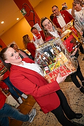 Wahlabend HDK 2026- 04-17 58  Wir sind jetzt die Kinderprinzencrew - In und vor der Mensa der Gesamtschule Stadtmitte war von Beginn großartige Stimmung. Wir, die designierte Kinderprinzencrew mit Prinz Niklas I., Prinzessin Greta I., den Paginen Leonie und Hanna waren   vor der Wahl bei der Präsidentenversammlung ziemlich nervös. Aber später präsentierten wir uns auf der Bühne doch schon recht souverän. Viele Gratulanten war gekommen um uns und dem designierten Stadtprinz Oliver I. zu gratulieren. : DVPJ, Oliver I, Kinderprinz Niklas I., Niklas I., Prinzessin, Greta I., Prinzessin Greta I., HDK, Duisburg, Karneval, Helau, Tollität, Event, Session 2026, Session 2027, Hauptausschuss, Gemeinschaft, Hauptausschuss Karneval Duisburg, Duisburg ist echt