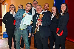 Wahlabend HDK 2026- 04-17 59  Wir sind jetzt die Kinderprinzencrew - In und vor der Mensa der Gesamtschule Stadtmitte war von Beginn großartige Stimmung. Wir, die designierte Kinderprinzencrew mit Prinz Niklas I., Prinzessin Greta I., den Paginen Leonie und Hanna waren   vor der Wahl bei der Präsidentenversammlung ziemlich nervös. Aber später präsentierten wir uns auf der Bühne doch schon recht souverän. Viele Gratulanten war gekommen um uns und dem designierten Stadtprinz Oliver I. zu gratulieren. : DVPJ, Oliver I, Kinderprinz Niklas I., Niklas I., Prinzessin, Greta I., Prinzessin Greta I., HDK, Duisburg, Karneval, Helau, Tollität, Event, Session 2026, Session 2027, Hauptausschuss, Gemeinschaft, Hauptausschuss Karneval Duisburg, Duisburg ist echt